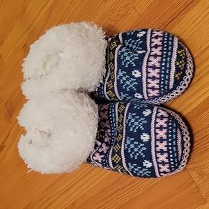 MukLuks multi color slippers. New never worn size 7-8